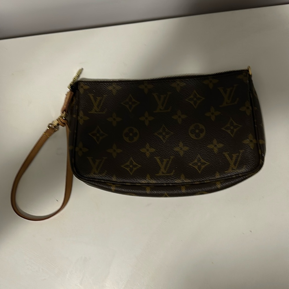 Vintage Louie Vuitton wristlet bag with zipper